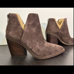 NWOB Vince Camuto Gigietta Suede Back Zip Chelsea Booties Brown Size 6